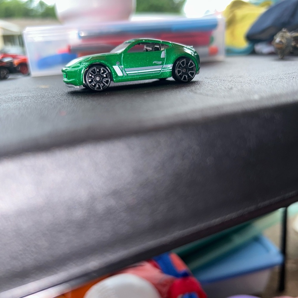Hot wheels 2009 Nissan 370Z R0957 in the color green